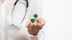 aco reach model - doctor holding cubes