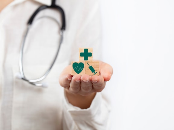 aco reach model - doctor holding cubes